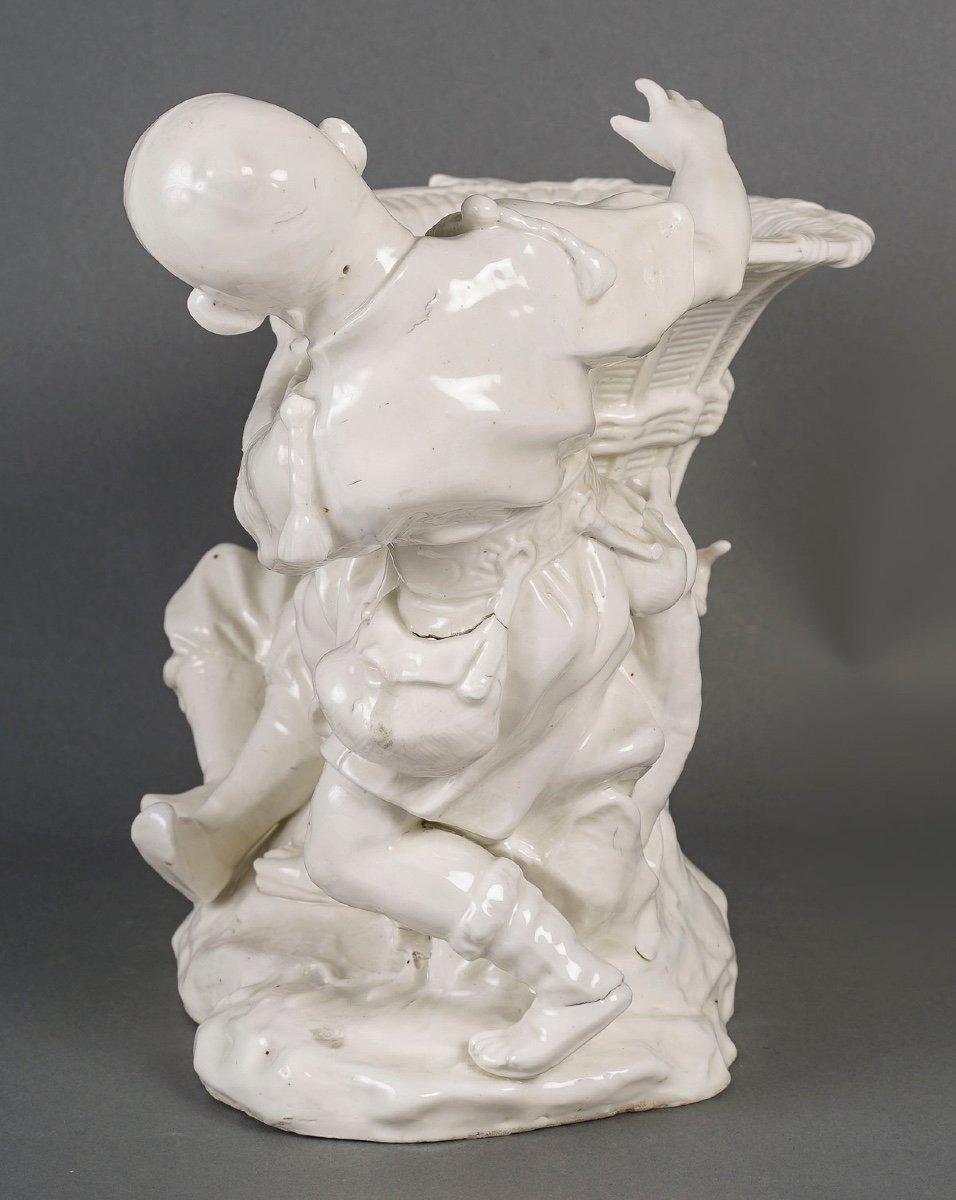 White Porcelain Planter, Chinese, Early 20th Century.-photo-4