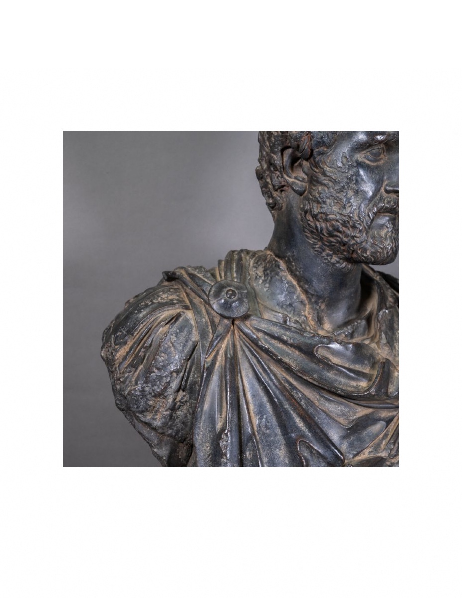 Sculpture D’un Empereur Romain En Résine, Très Belle Patine Bronze Noir.-photo-2