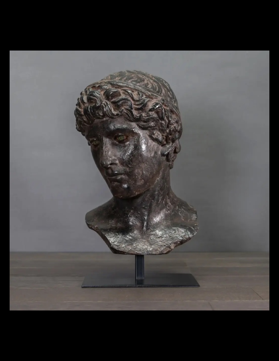 Apollon – buste inspiré de l’époque Gréco-Romaine, patine sombre.