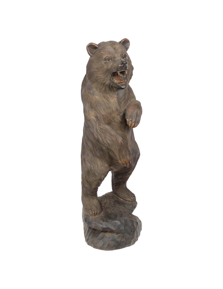 Sculpture de grande taille d’un Ours en bois sculpté, XXème siècle.
