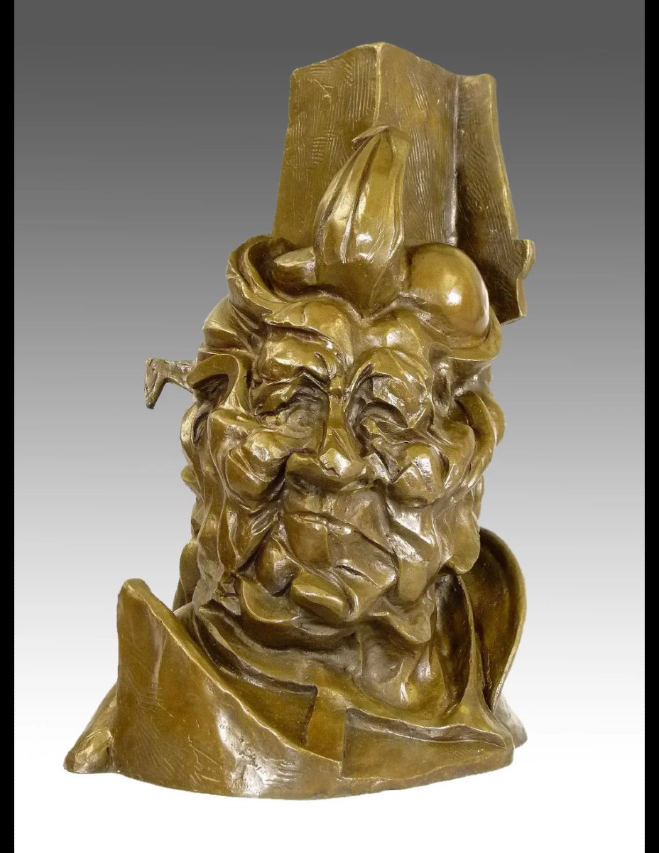 Sculpture en bronze, reproduction de l'artiste Umberto Boccioni, “Antigraceful” (1913)