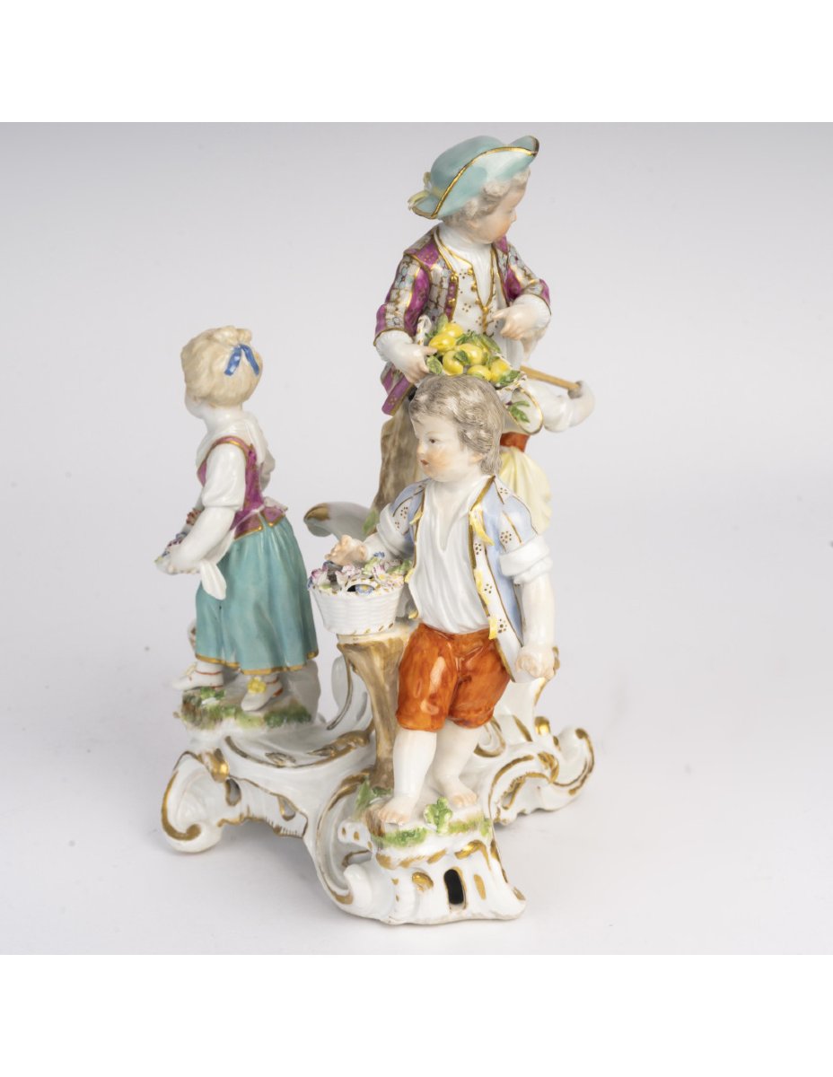 Sculpture en porcelaine de Meissen, représentant un groupe d'enfants, XVIIIème siècle.-photo-3