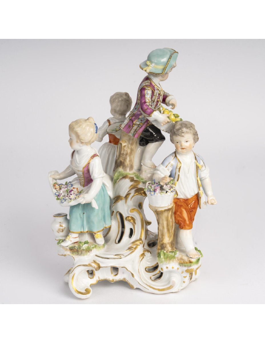 Sculpture en porcelaine de Meissen, représentant un groupe d'enfants, XVIIIème siècle.-photo-4