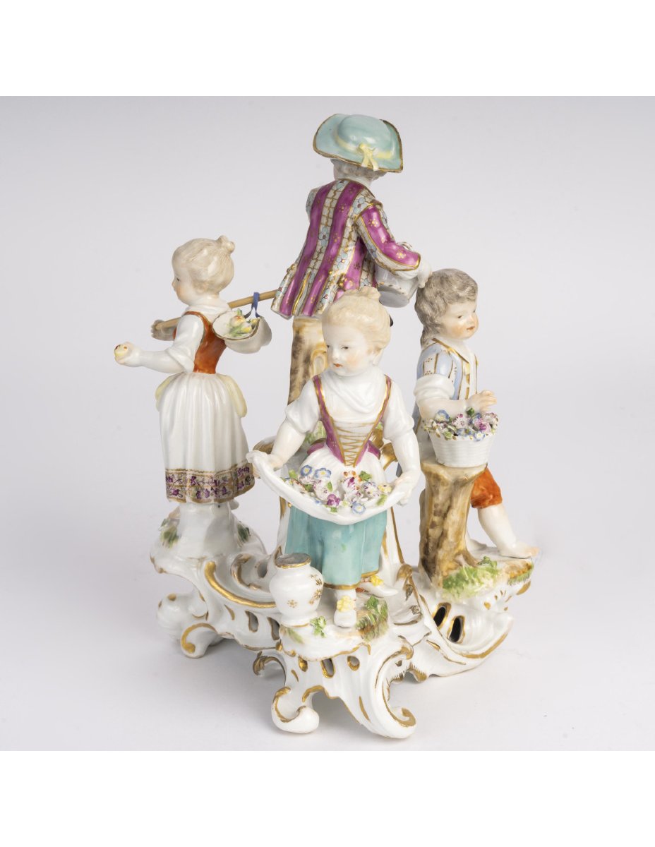 Sculpture en porcelaine de Meissen, représentant un groupe d'enfants, XVIIIème siècle.-photo-1
