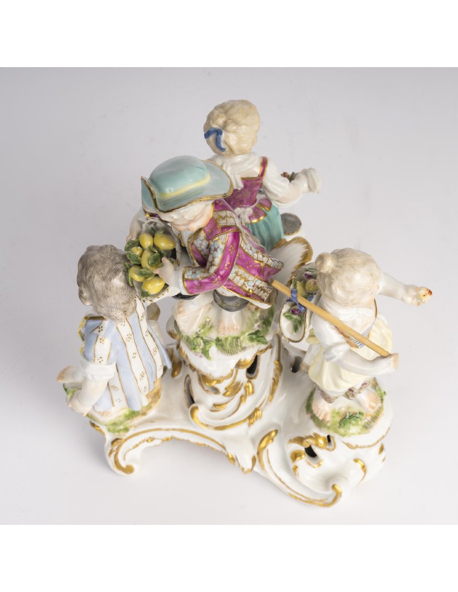 Sculpture en porcelaine de Meissen, représentant un groupe d'enfants, XVIIIème siècle.-photo-2