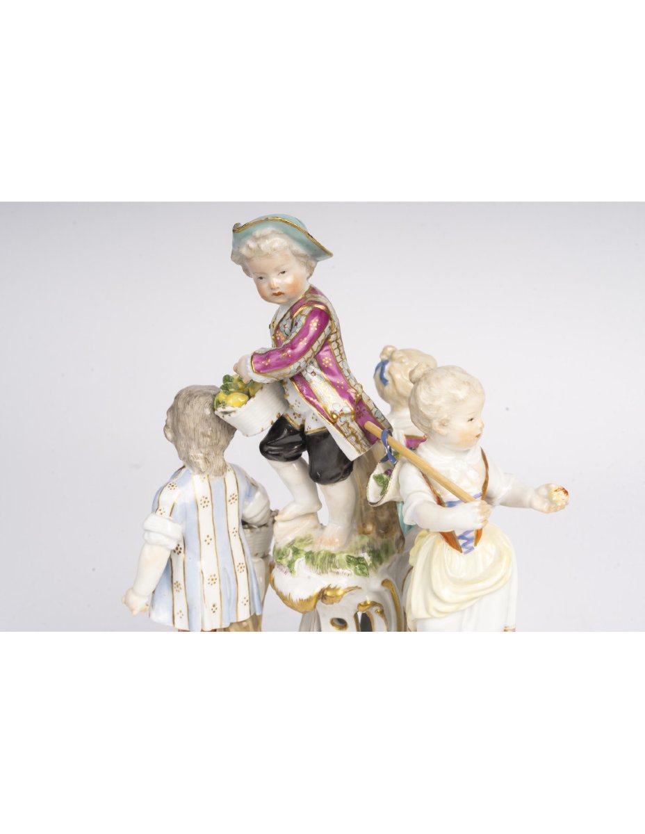 Sculpture en porcelaine de Meissen, représentant un groupe d'enfants, XVIIIème siècle.-photo-3