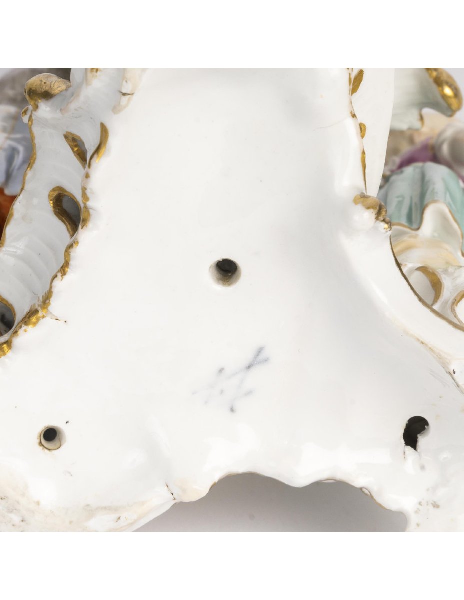 Sculpture en porcelaine de Meissen, représentant un groupe d'enfants, XVIIIème siècle.-photo-4