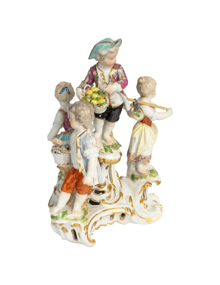 Sculpture en porcelaine de Meissen, représentant un groupe d'enfants, XVIIIème siècle.