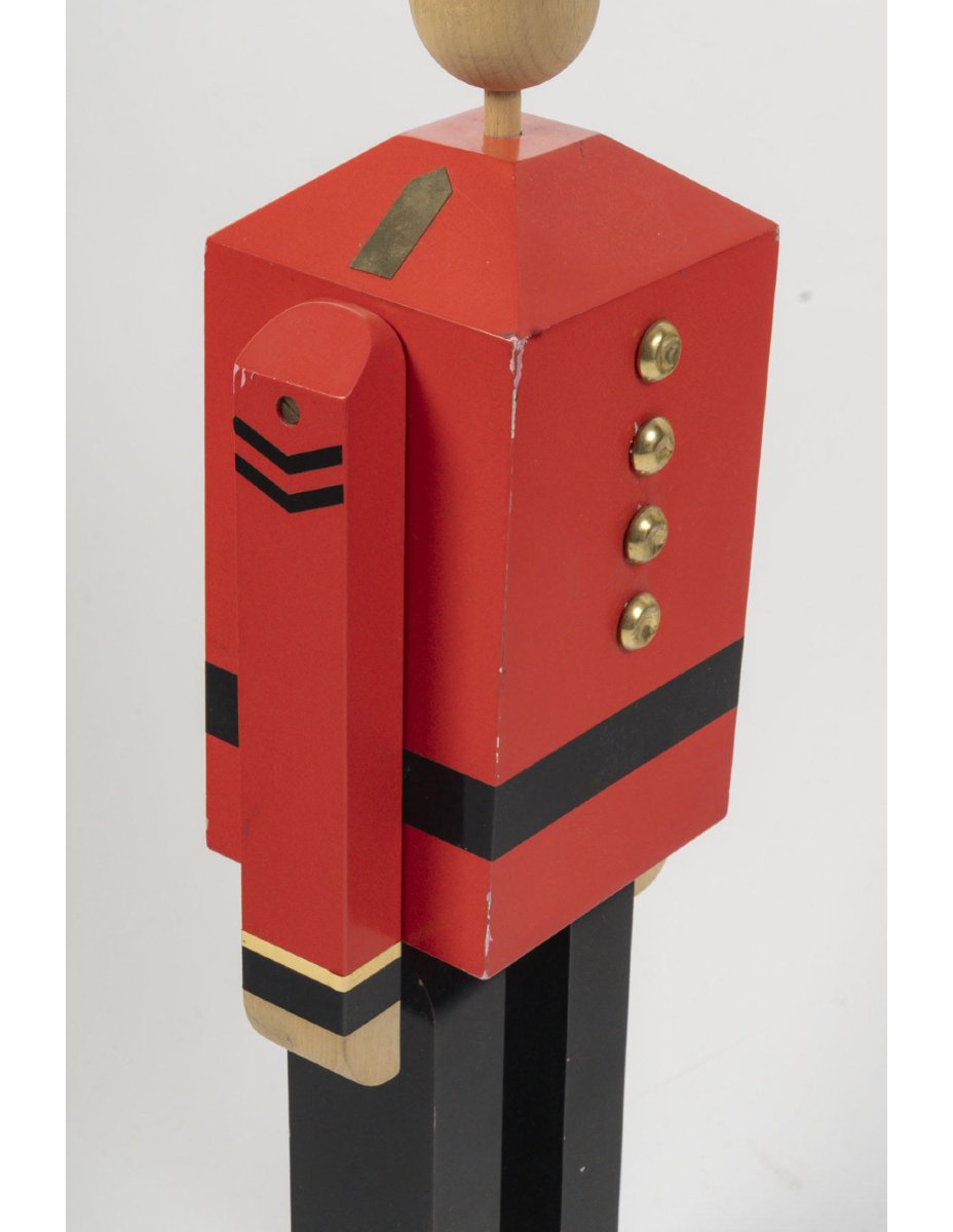 Painted Wooden Sculpture Depicting An English Royal Guard, Standing Figure With Movable Arms And Head, 20th Century-photo-4