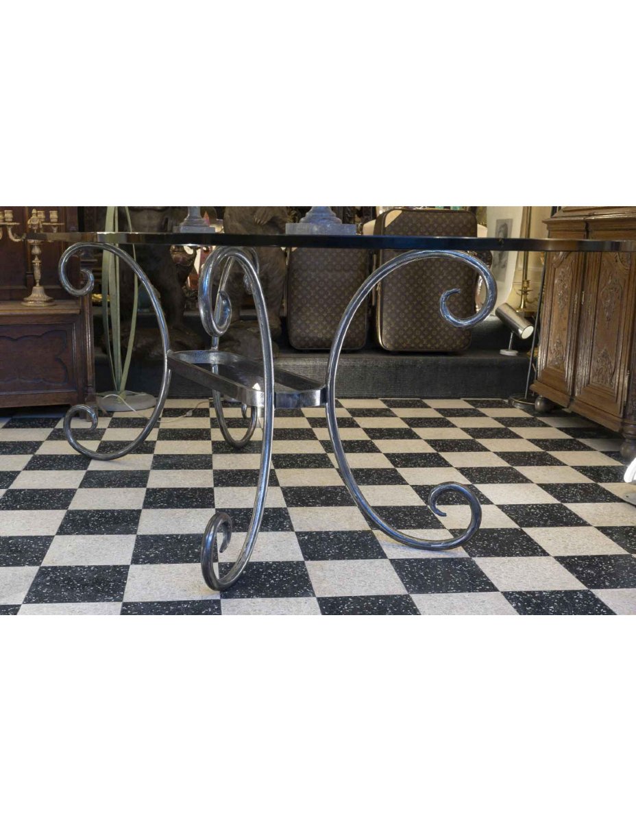 Table de salle à manger en fer forgé plein et plateau de verre, XXème siècle.