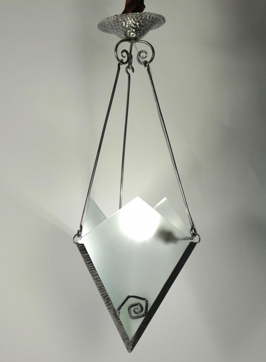 Très Jolie Petit Lustre Art Déco, Circa 1930, En Acier Et Verre, 1 Lumière.