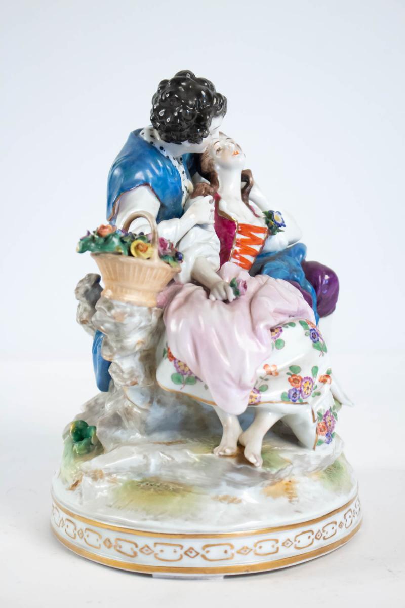 Groupe En Porcelaine Représentant Un élégant Avec Sa Courtisane, Faïence Dans Le Style Antique-photo-1