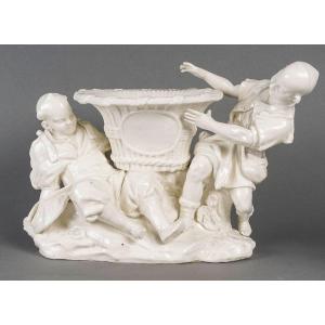 Jardinière En Porcelaine Blanche, Aux Chinois, Début Du XXème Siècle.