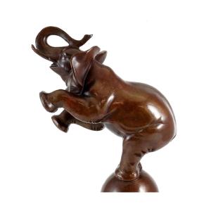 Sculpture Animalière en Bronze de Rembrandt Bugatti, Éléphant sur Balle