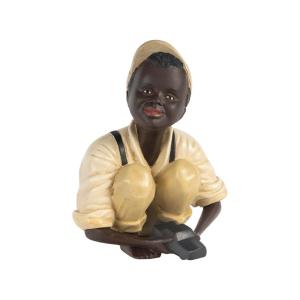 Sculpture en plâtre peint représentant un enfant jouant, XXème siècle.