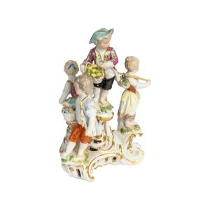 Sculpture en porcelaine de Meissen, représentant un groupe d'enfants, XVIIIème siècle.
