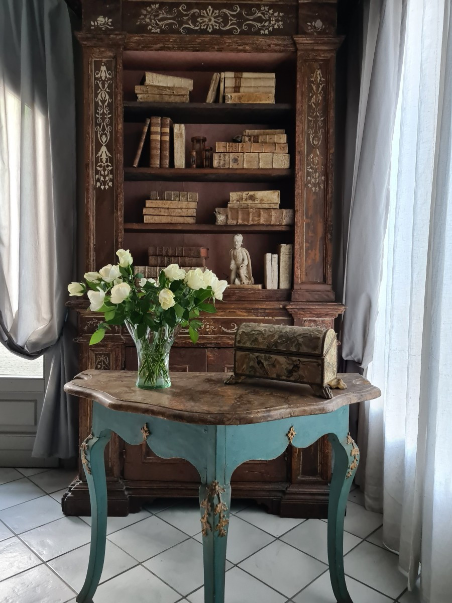 Painted Lacquered Wood Bookcase. Toscany, 18th Century 