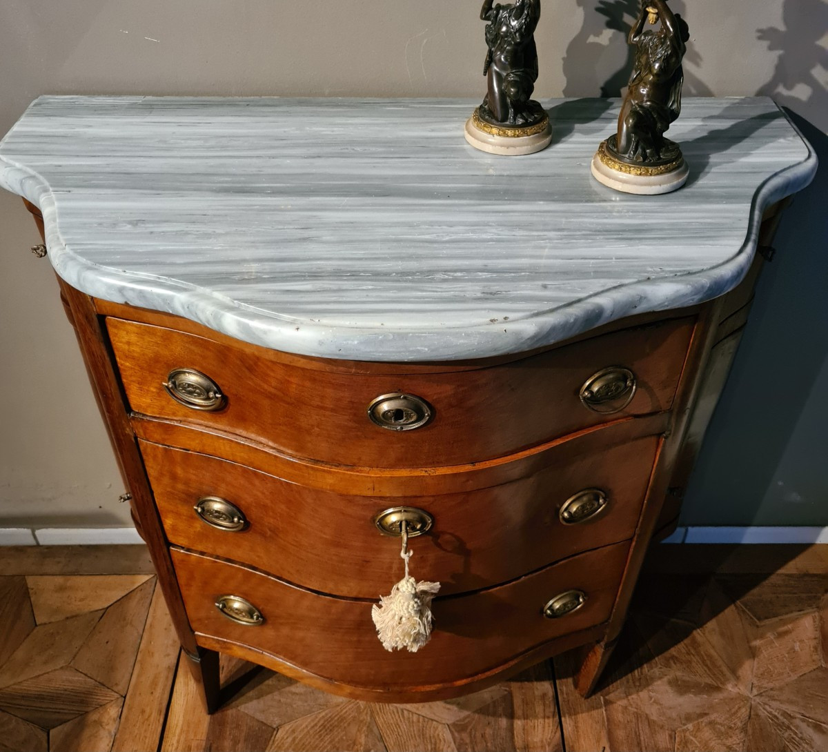 Petite commode Diretoire en noyer galbé. Début XIXe siècle -photo-2