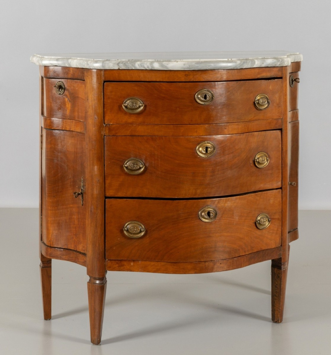 Petite commode Diretoire en noyer galbé. Début XIXe siècle -photo-1