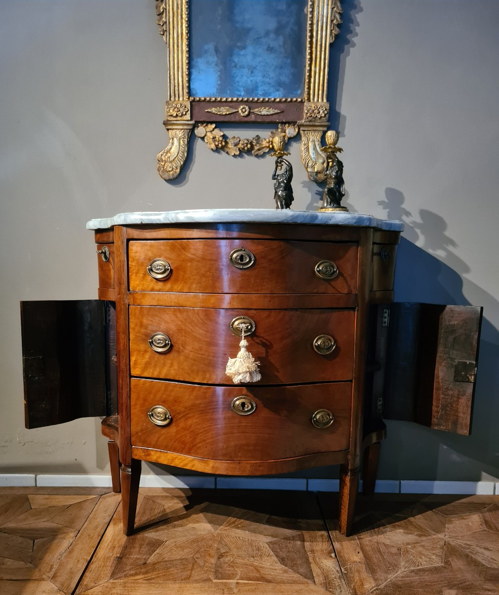 Petite commode Diretoire en noyer galbé. Début XIXe siècle -photo-2