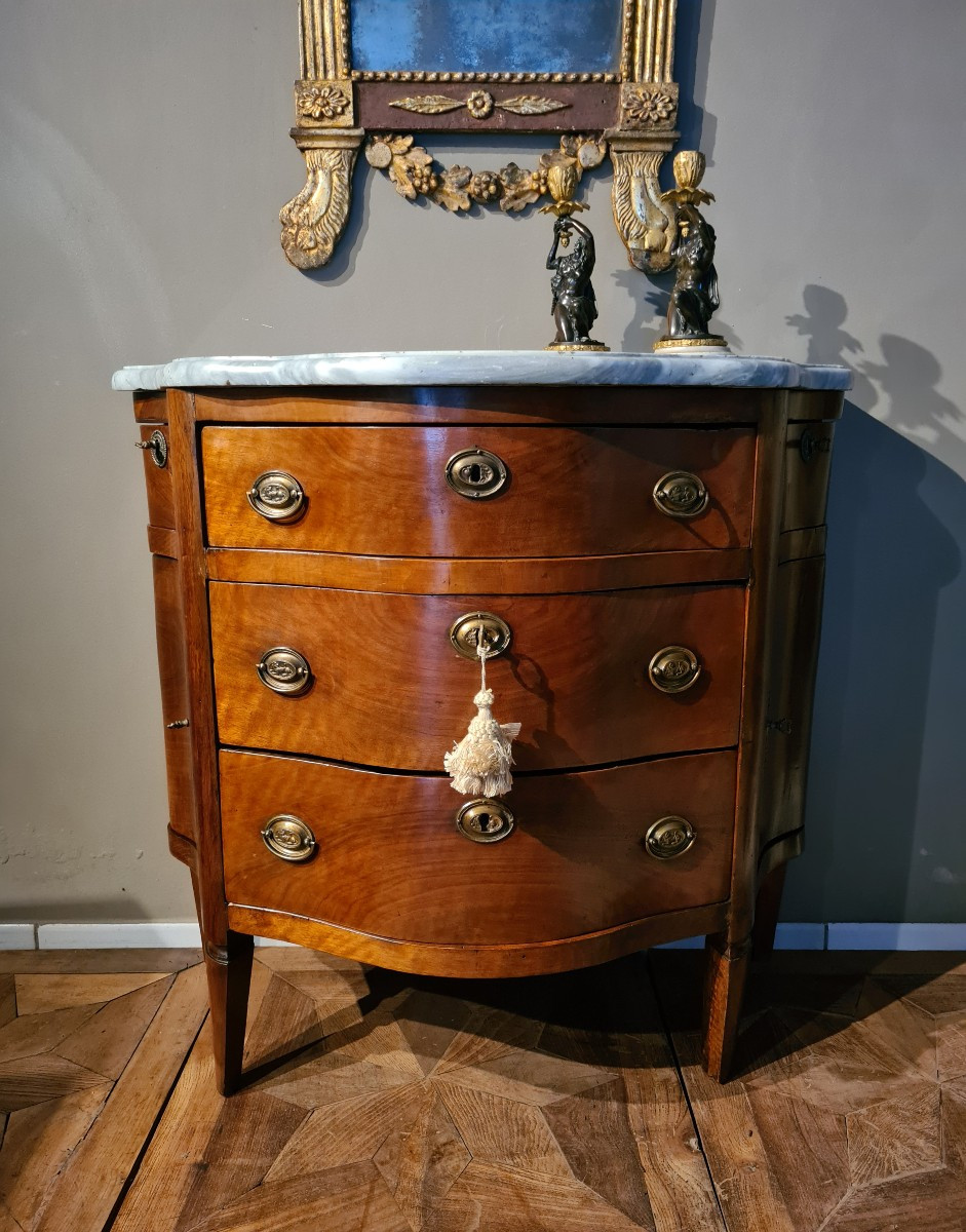 Petite commode Diretoire en noyer galbé. Début XIXe siècle 