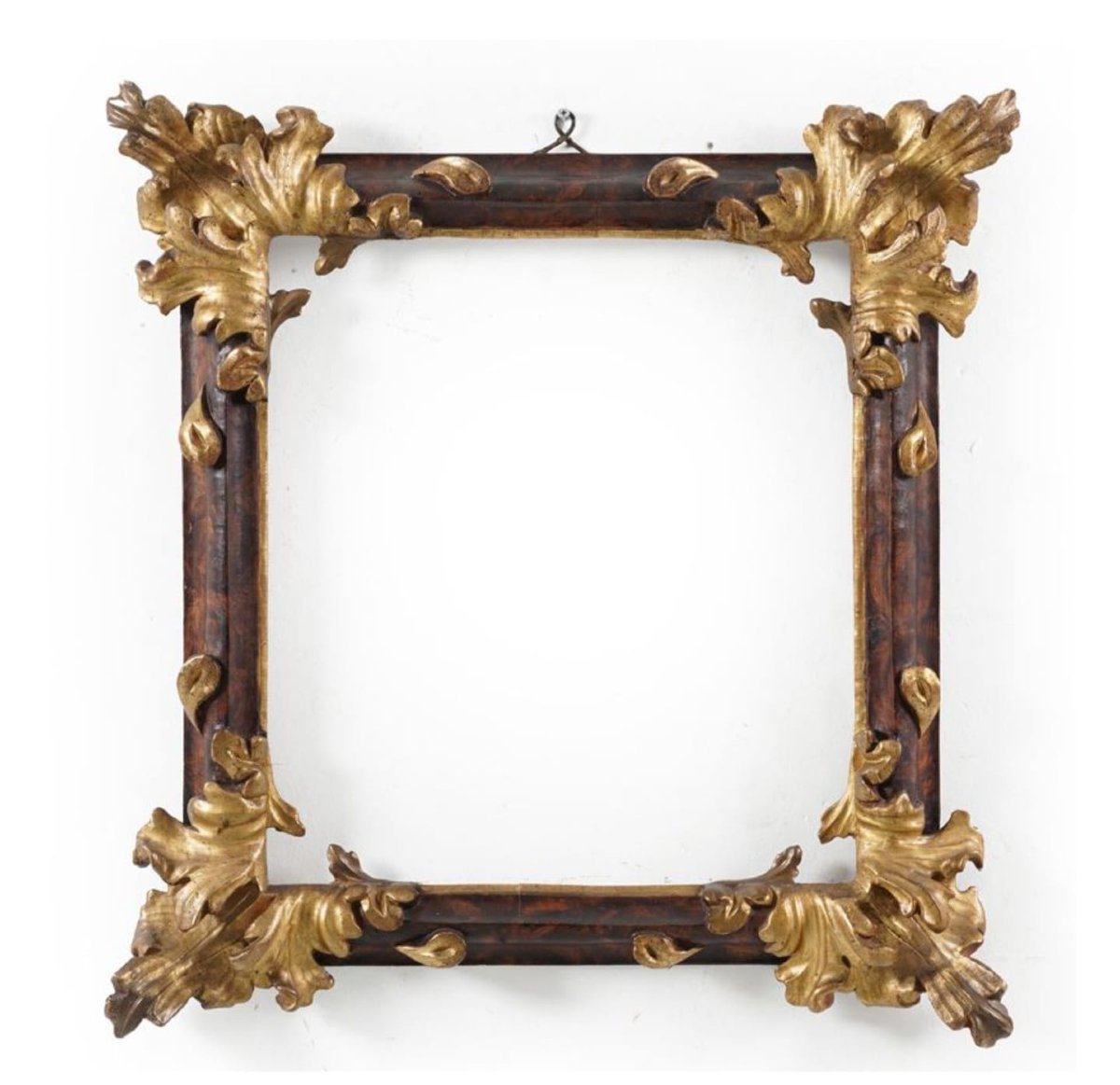 Cadre en bois sculpté, laqué et doré