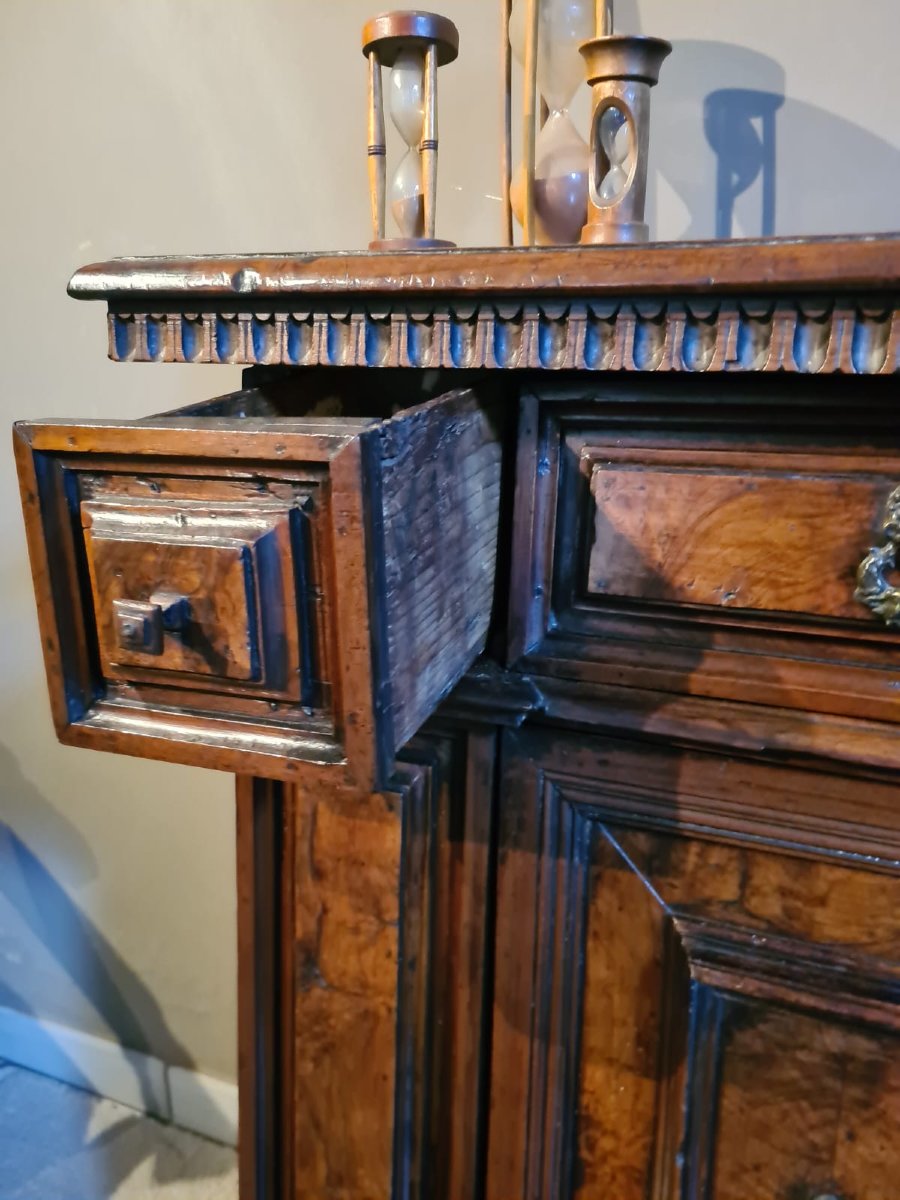 Walnut Kneeler, Lombardy-photo-1