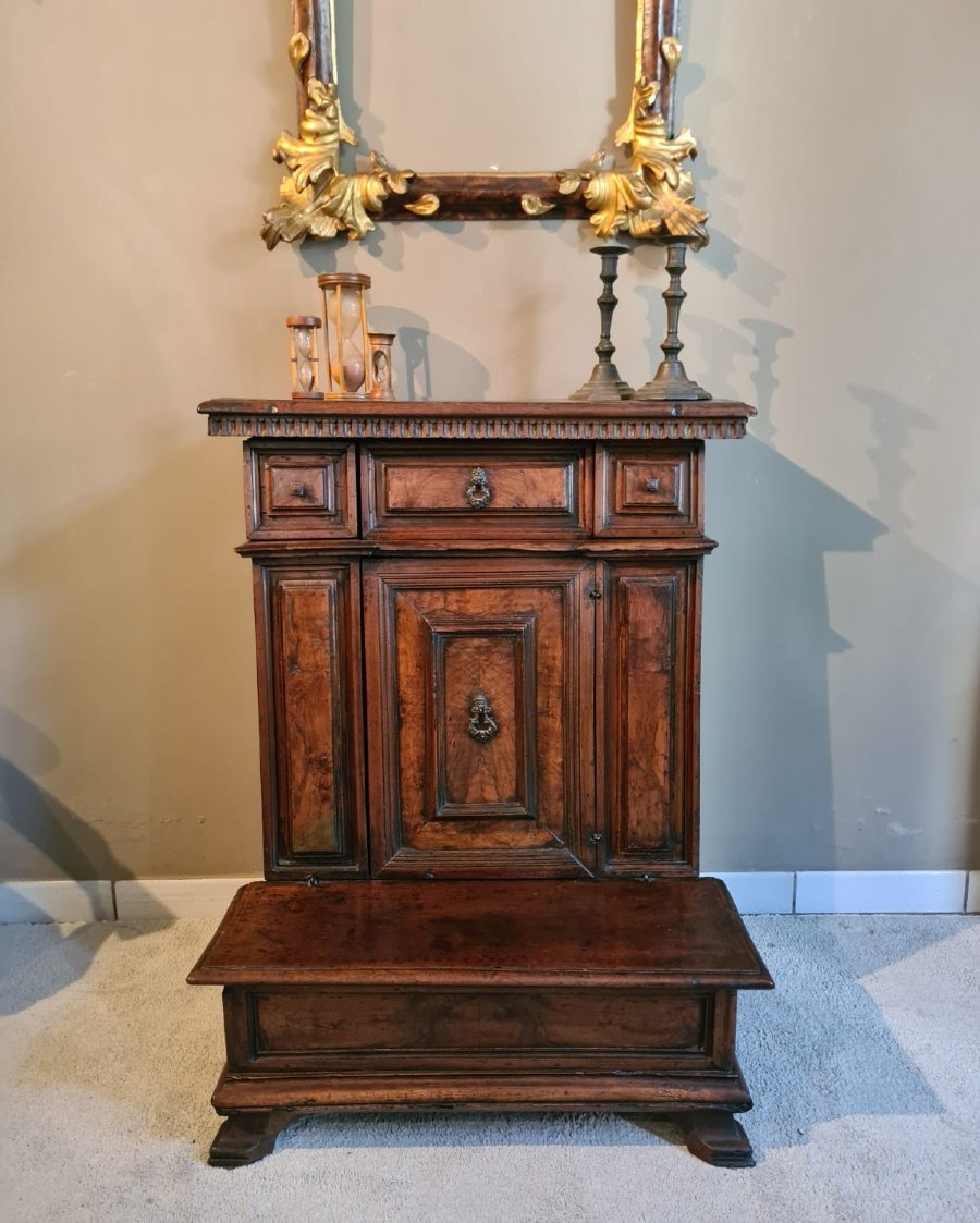 Walnut Kneeler, Lombardy