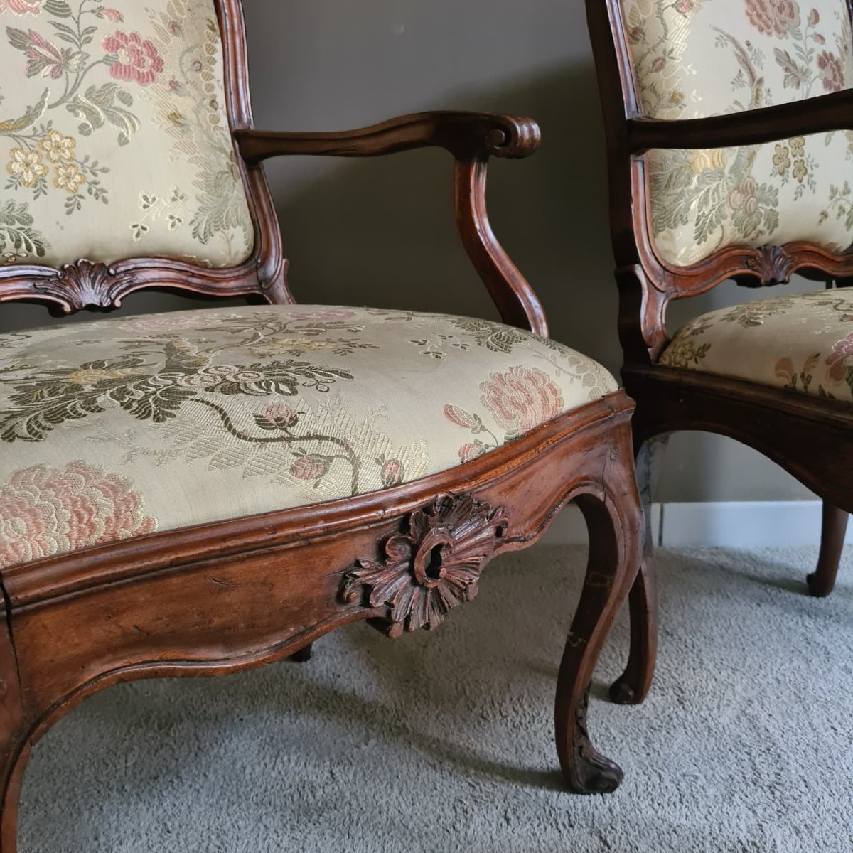 Paire de fauteuils en noyer-photo-3