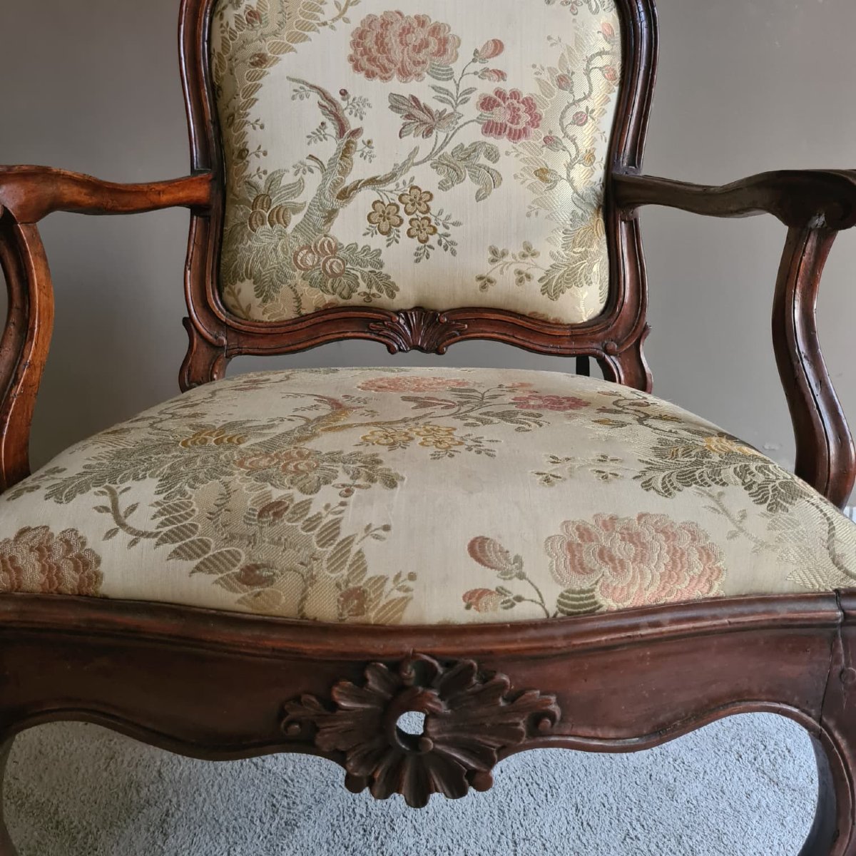 Paire de fauteuils en noyer-photo-2
