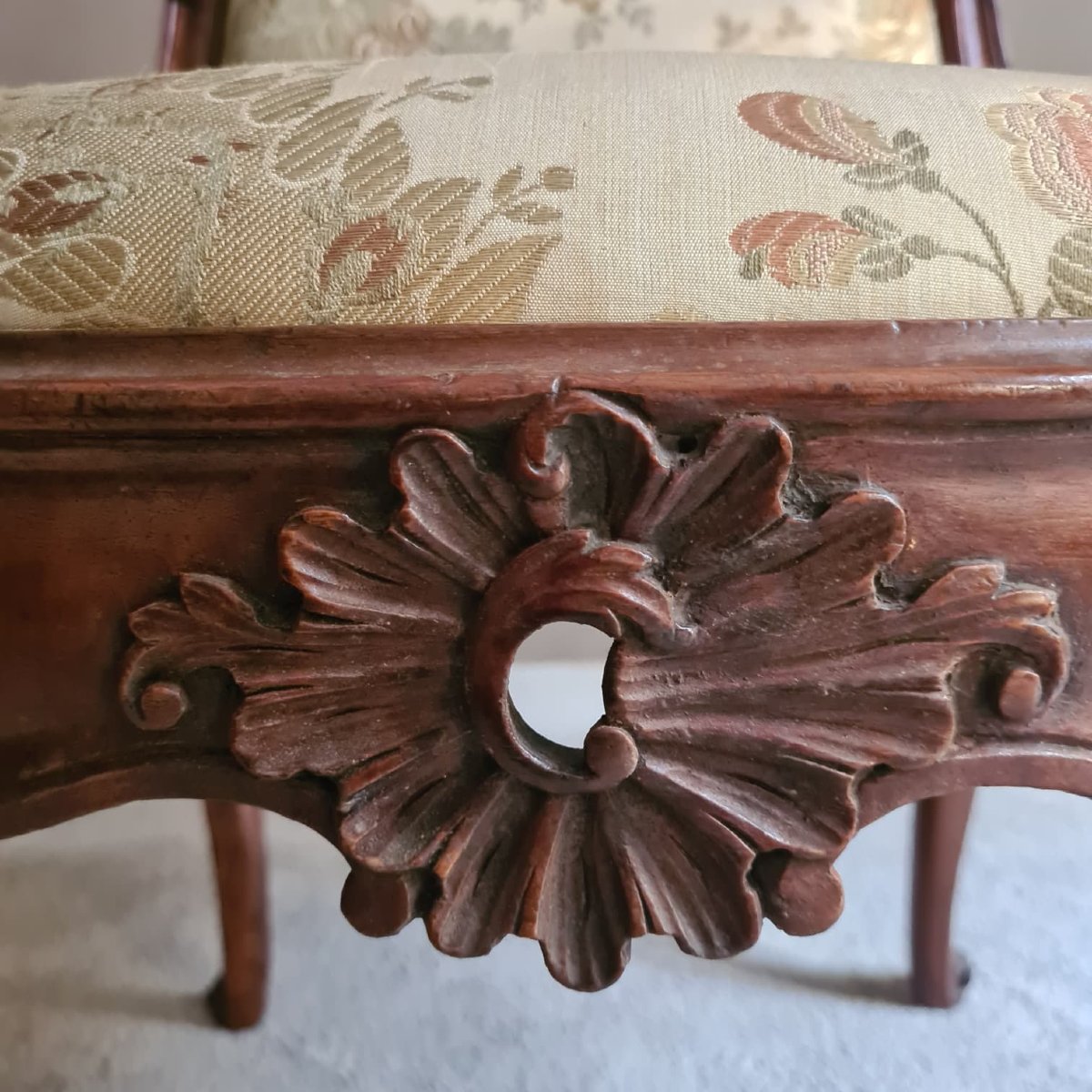 Paire de fauteuils en noyer-photo-4