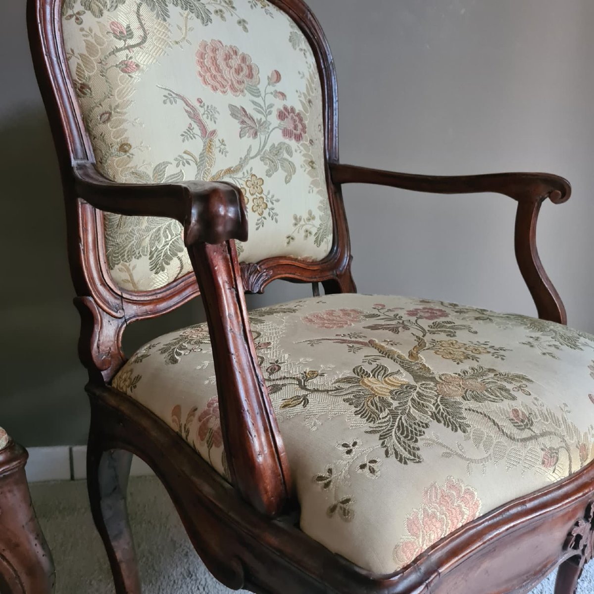 Paire de fauteuils en noyer-photo-6