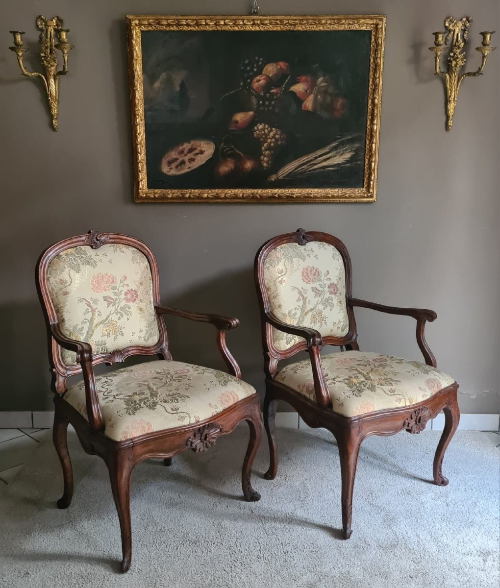 Paire de fauteuils en noyer