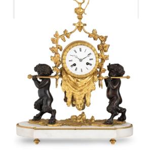 Pendule en bronze doré et patiné, aux satyres, France, vers 1830