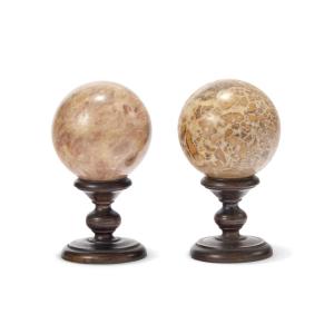 Paire d'obélisques sphériques