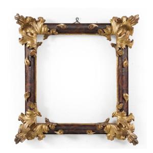 Cadre en bois sculpté, laqué et doré