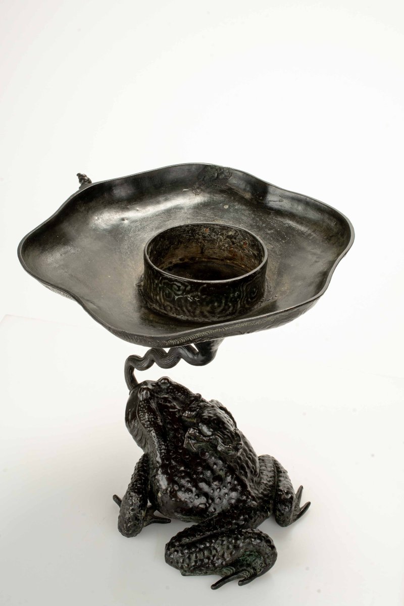 A Bronze Sculpture Depicting Two Toads With An Open Ikebana Vase -photo-1