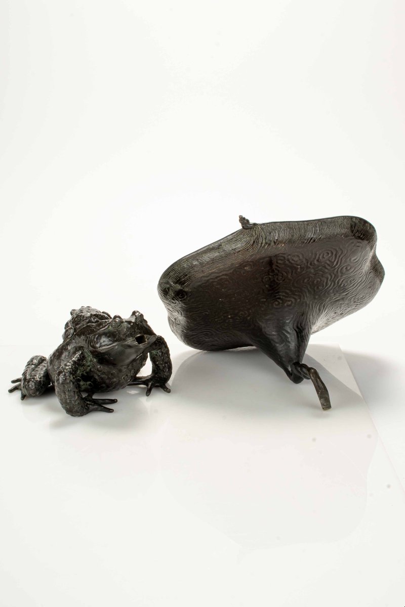 A Bronze Sculpture Depicting Two Toads With An Open Ikebana Vase -photo-3
