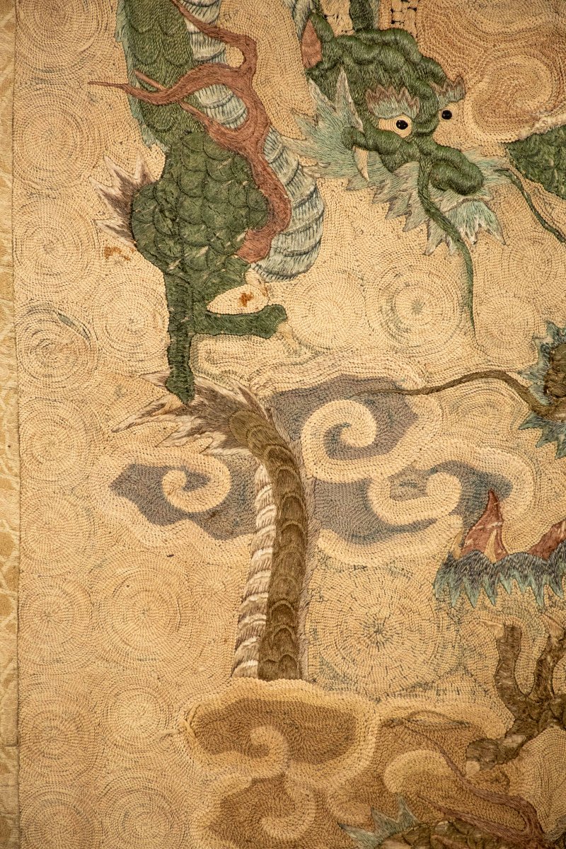 A Raised Embroidery Silk Tapestry Depicting Two Ryū Dragons-photo-2