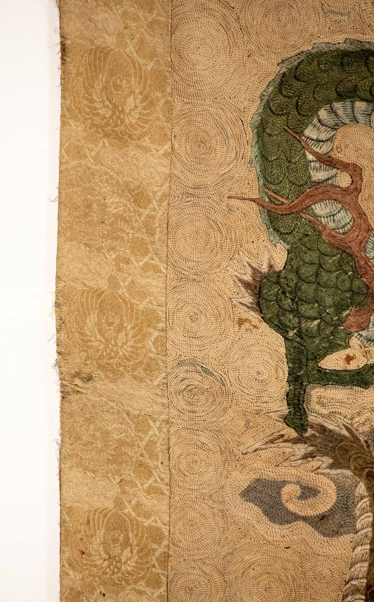 A Raised Embroidery Silk Tapestry Depicting Two Ryū Dragons-photo-3