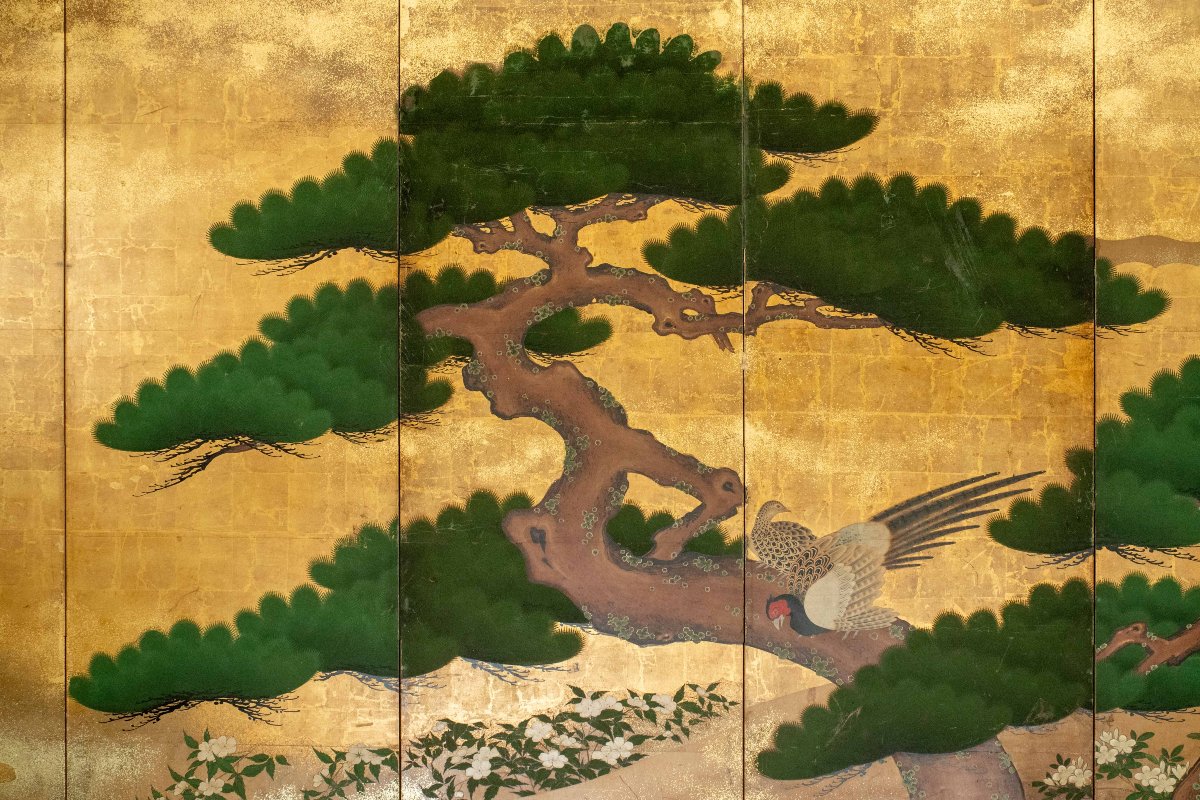 Paire de paravents pliants à six panneaux représentant deux pins (matsu)-photo-4