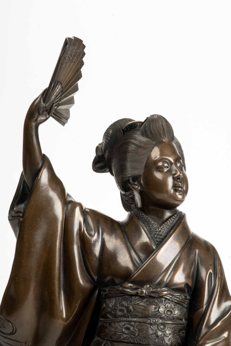 Sculpture japonaise en bronze représentant une danseuse avec éventail-photo-1