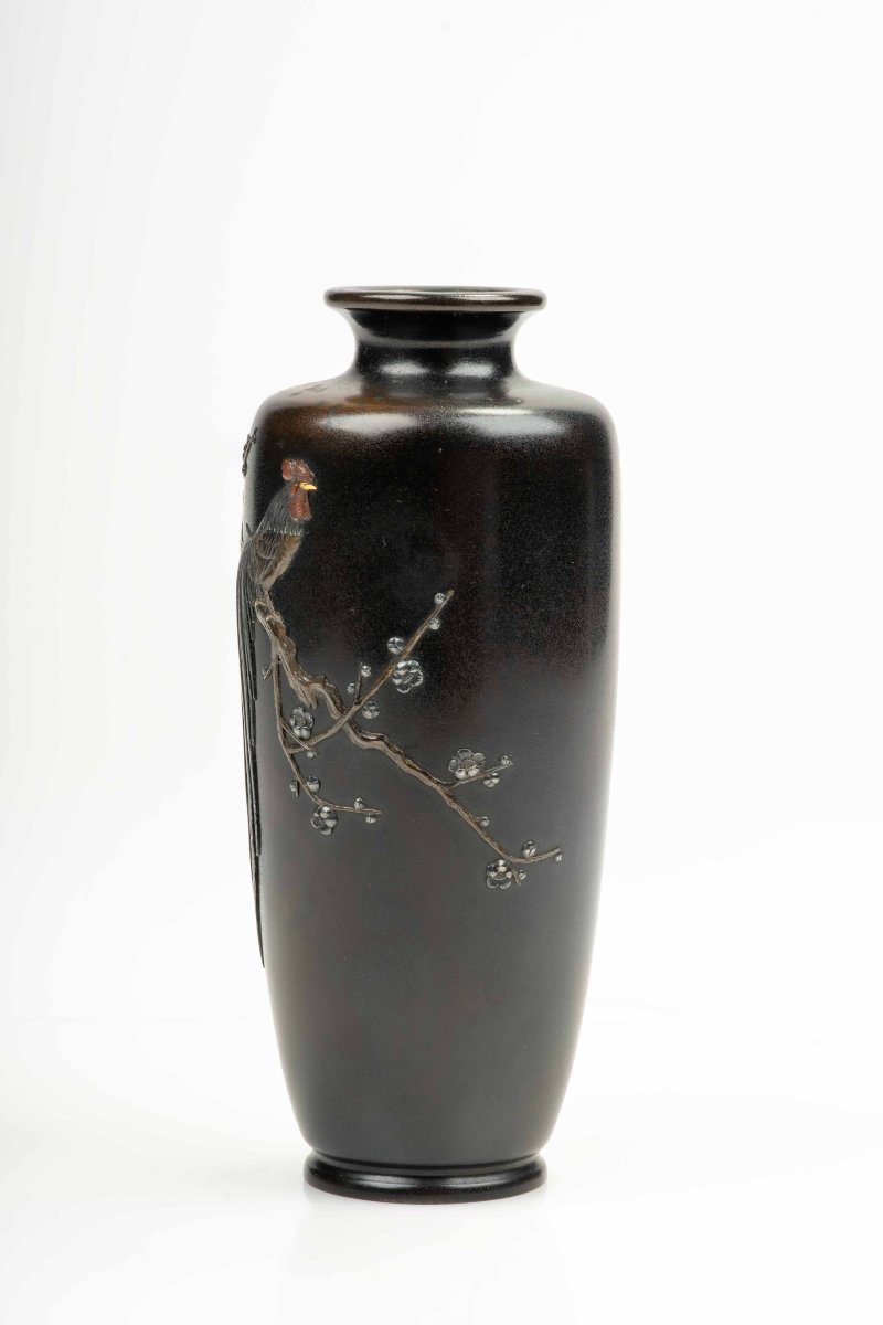 Vase en bronze représentant un coq onagadori sur une branche de prunier, signé Kuroda Company-photo-2