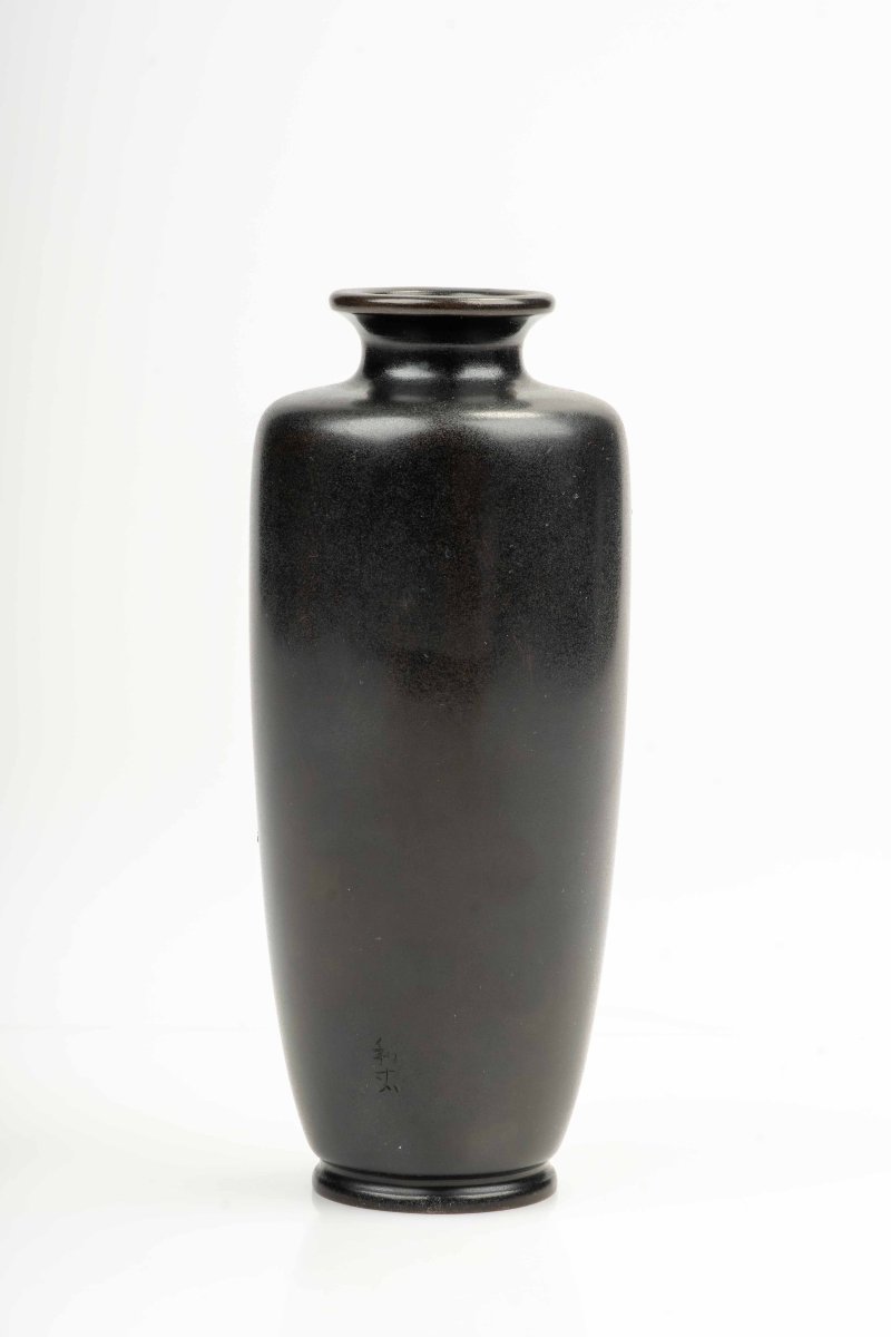 Vase en bronze représentant un coq onagadori sur une branche de prunier, signé Kuroda Company-photo-3