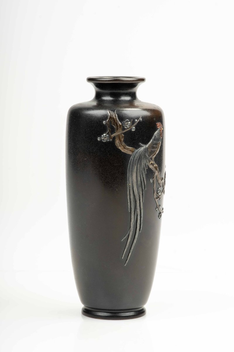 Vase en bronze représentant un coq onagadori sur une branche de prunier, signé Kuroda Company-photo-4