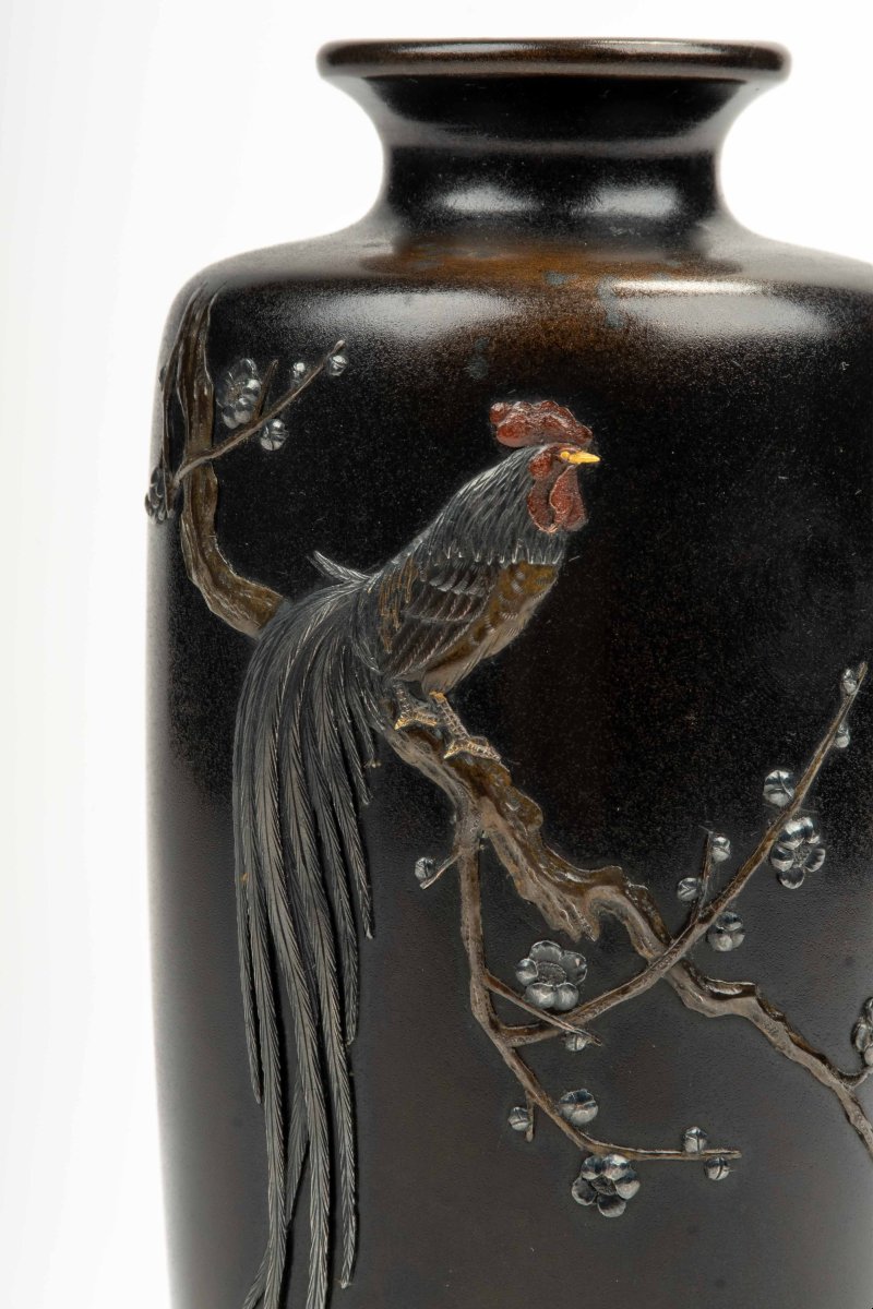 Vase en bronze représentant un coq onagadori sur une branche de prunier, signé Kuroda Company-photo-1