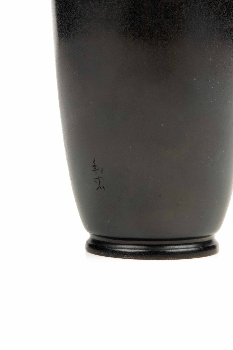 Vase en bronze représentant un coq onagadori sur une branche de prunier, signé Kuroda Company-photo-2