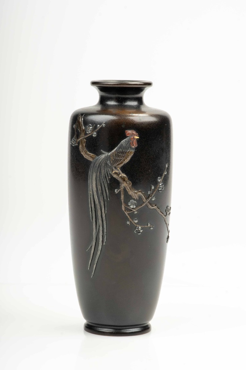 Vase en bronze représentant un coq onagadori sur une branche de prunier, signé Kuroda Company