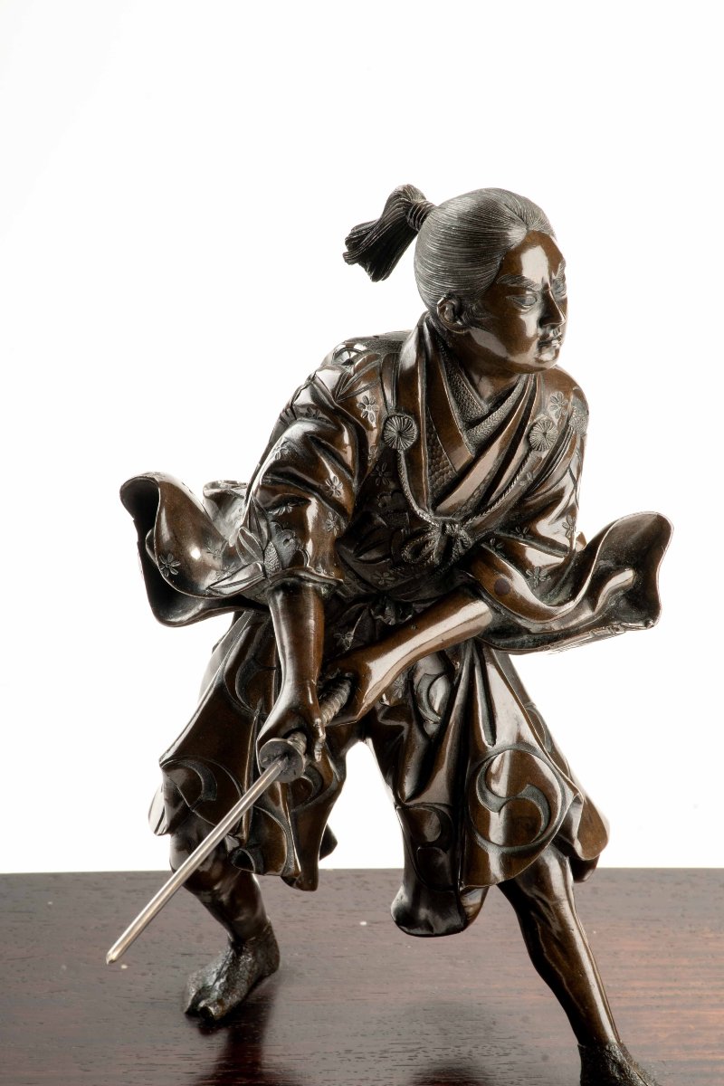 Okimono en bronze représentant un jeune samouraï avec katana, signé Yoshimitsu-photo-2