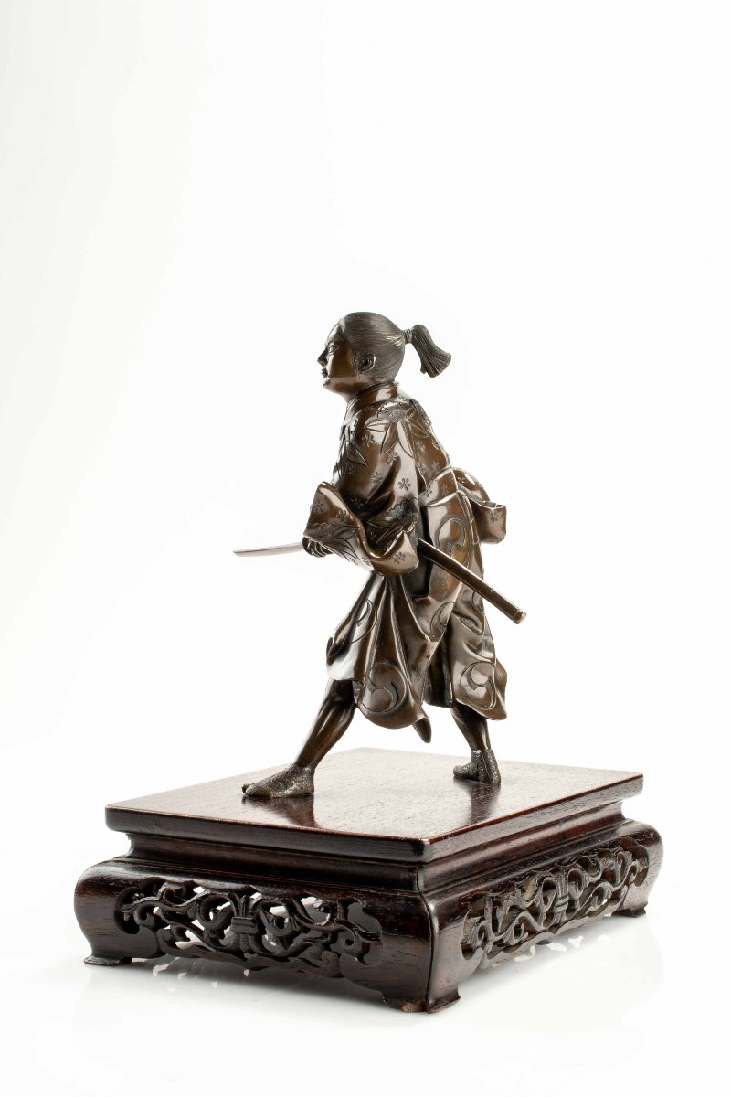 Okimono en bronze représentant un jeune samouraï avec katana, signé Yoshimitsu-photo-3
